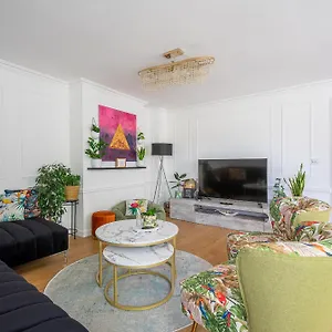 Centre House - 5 Bedrooms - Sleeps 9 - Parking Edinburgh